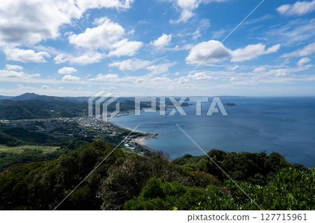從鋸山俯瞰安田鎮和港口 - 日本千葉縣 從鋸山俯瞰安田鎮和港口 - 日本千葉縣 127715961