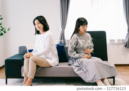 父母和孩子儘管回家生孩子仍發生爭吵 父母和孩子儘管回家生孩子仍發生爭吵 127716123