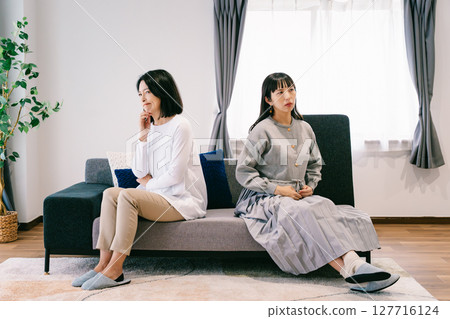 父母和孩子儘管回家生孩子仍發生爭吵 127716124