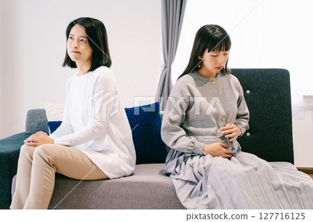 父母和孩子儘管回家生孩子仍發生爭吵 父母和孩子儘管回家生孩子仍發生爭吵 127716125