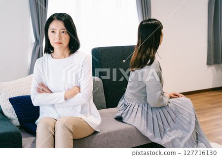 父母和孩子儘管回家生孩子仍發生爭吵 父母和孩子儘管回家生孩子仍發生爭吵 127716130