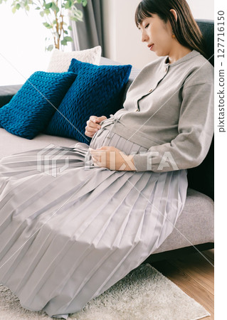 Feeling the baby move Feeling the baby move 127716150