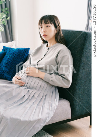 Feeling the baby move Feeling the baby move 127716156