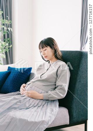 Feeling the baby move 127716157