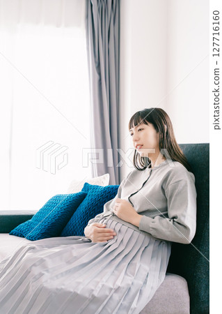 Feeling the baby move Feeling the baby move 127716160