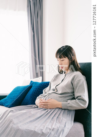 Feeling the baby move Feeling the baby move 127716161