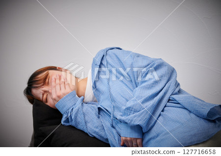 Women suffering from morning sickness, pregnant women, maternity 127716658