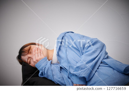 Women suffering from morning sickness, pregnant women, maternity 127716659