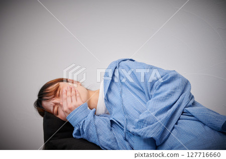 Women suffering from morning sickness, pregnant women, maternity 127716660