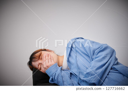 Women suffering from morning sickness, pregnant women, maternity Women suffering from morning sickness, pregnant women, maternity 127716662