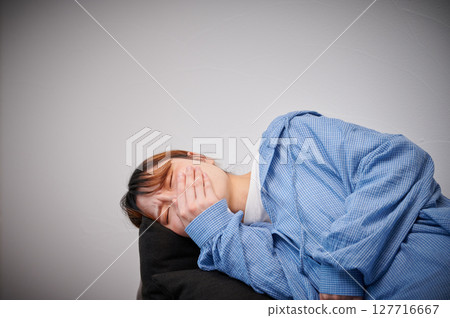 Women suffering from morning sickness, pregnant women, maternity 127716667