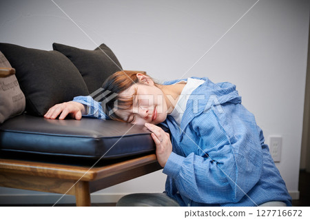 Women suffering from morning sickness, pregnant women, maternity 127716672