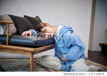 Women suffering from morning sickness, pregnant women, maternity 127716676