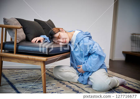 Women suffering from morning sickness, pregnant women, maternity Women suffering from morning sickness, pregnant women, maternity 127716677