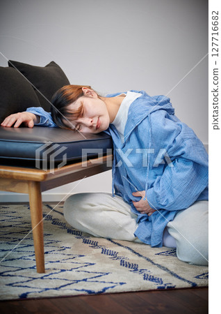 Women suffering from morning sickness, pregnant women, maternity Women suffering from morning sickness, pregnant women, maternity 127716682
