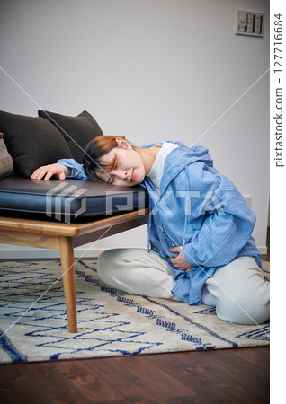 Women suffering from morning sickness, pregnant women, maternity 127716684