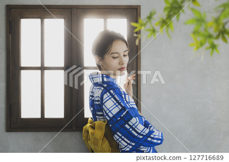 窗邊穿著浴衣的女子 127716689