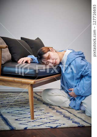 Women suffering from morning sickness, pregnant women, maternity 127716693