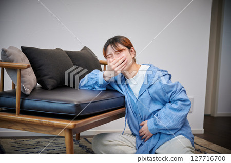 Women suffering from morning sickness, pregnant women, maternity 127716700