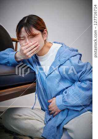 Women suffering from morning sickness, pregnant women, maternity Women suffering from morning sickness, pregnant women, maternity 127716714