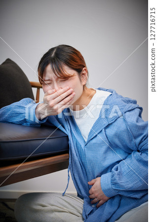 Women suffering from morning sickness, pregnant women, maternity Women suffering from morning sickness, pregnant women, maternity 127716715