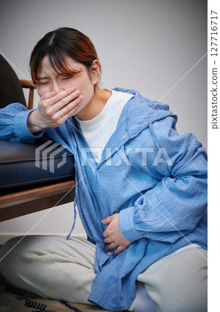 Women suffering from morning sickness, pregnant women, maternity Women suffering from morning sickness, pregnant women, maternity 127716717