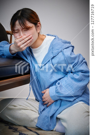 Women suffering from morning sickness, pregnant women, maternity 127716719