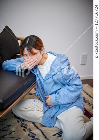 Women suffering from morning sickness, pregnant women, maternity Women suffering from morning sickness, pregnant women, maternity 127716724