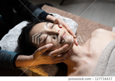 接受美容治療的女性 接受美容治療的女性 127716817