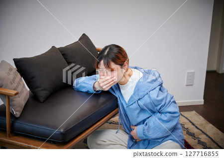 Women suffering from morning sickness, pregnant women, maternity 127716855