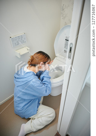 Women suffering from morning sickness, pregnant women, maternity 127716867