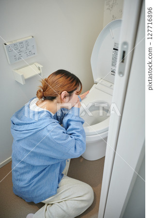 Women suffering from morning sickness, pregnant women, maternity 127716896