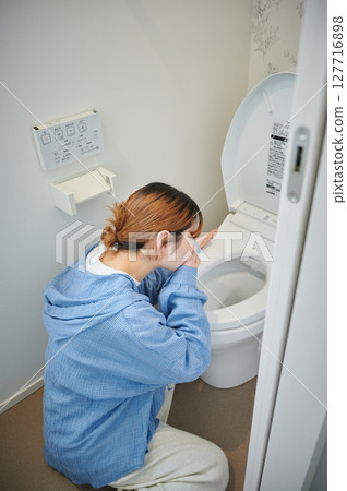 Women suffering from morning sickness, pregnant women, maternity 127716898