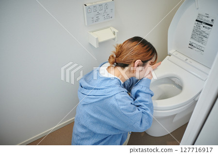 Women suffering from morning sickness, pregnant women, maternity 127716917
