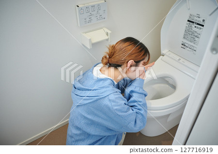 Women suffering from morning sickness, pregnant women, maternity 127716919