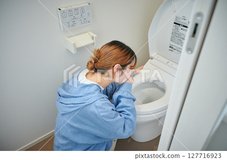 Women suffering from morning sickness, pregnant women, maternity 127716923