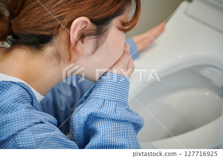 Women suffering from morning sickness, pregnant women, maternity 127716925