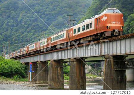 Limited Express "Yakumo" (JR West 273 series) crossing the 7th Takahashigawa Bridge Limited Express "Yakumo" (JR West 273 series) crossing the 7th Takahashigawa Bridge 127717015