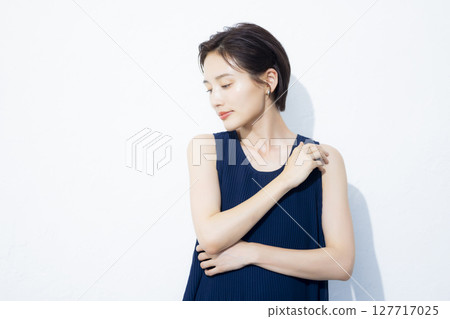 短頭髮的女人 短頭髮的女人 127717025