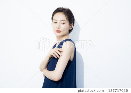 A woman with short hair 127717026