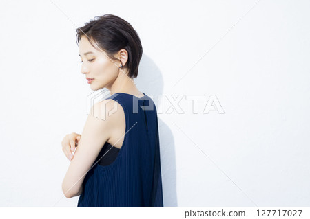 短頭髮的女人 127717027