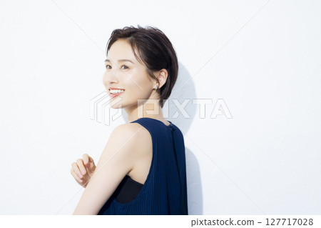 短頭髮的女人 127717028