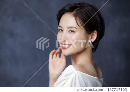 短頭髮的女人 短頭髮的女人 127717103