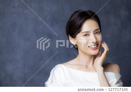 短頭髮的女人 127717105