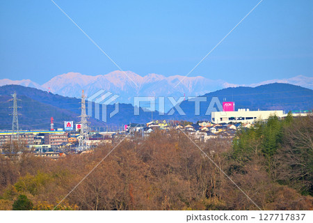 [愛知縣] 從春日井市莊內川大橋眺望莊內川和白雪皚皚的中央阿爾卑斯山 127717837