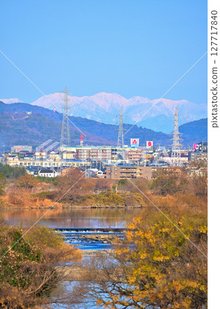 [愛知縣] 從春日井市莊內川大橋眺望莊內川和白雪皚皚的中央阿爾卑斯山 127717840