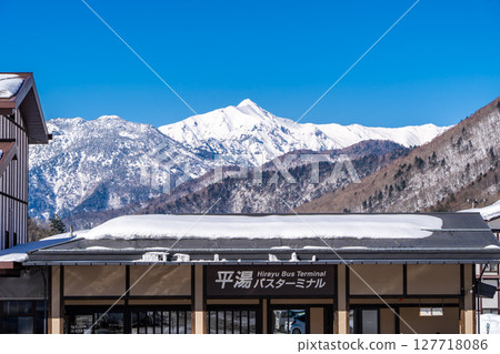 岐阜縣高山市奧飛驒溫泉鄉平湯（平湯溫泉）的平湯巴士總站和積雪的笠岳 127718086