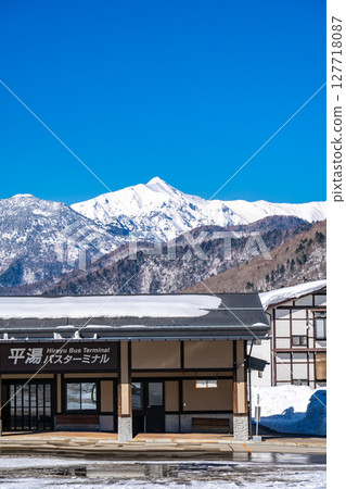 岐阜縣高山市奧飛驒溫泉鄉平湯（平湯溫泉）的平湯巴士總站和積雪的笠岳 127718087