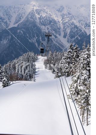 隆冬時節的新穗高索道:岐阜縣高山市笠岳雪谷上的小屋 隆冬時節的新穗高索道:岐阜縣高山市笠岳雪谷上的小屋 127718089