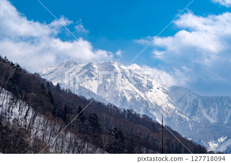 Snow-capped Mount Yake seen from Shirakabadaira Station on the Shinhotaka Ropeway, Okuhida Onsenkyo, Takayama City, Gifu Prefecture 127718094